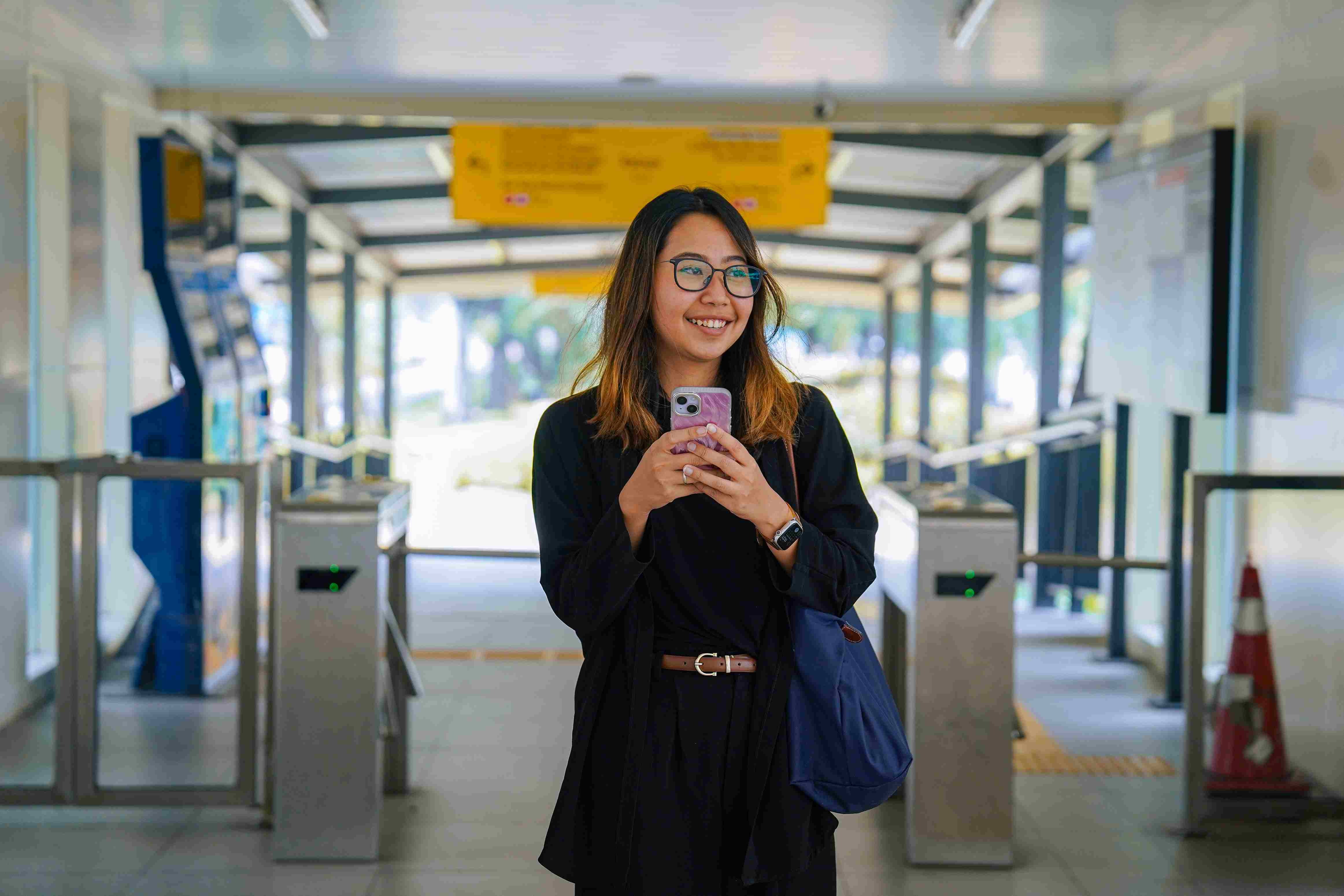 Meskipun jarak perjalananmu jauh dan harus pindah transportasi moda berkali-kali, ongkos maksimal hanya sebesar Rp10.000.